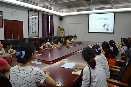 廣州現(xiàn)代醫(yī)院組織新護士服務(wù)禮儀培訓(xùn)
